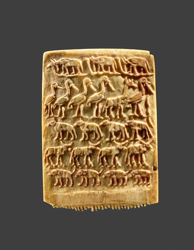 Pettine decorato con file di animali selvatici da Naqada Period Egyptian