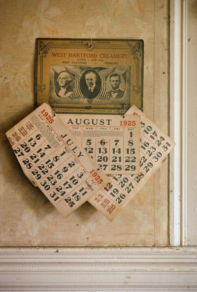 Calendario a tema patriottico antico del 1925 appeso in una casa a Quechee, Vermont da Nathan Benn