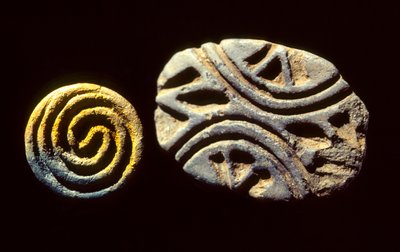 Sigilli di argilla cotta scavati a Çatal Hüyük in Anatolia centrale da Nathan Benn
