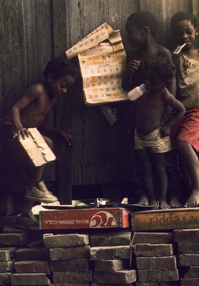 Bambini di una famiglia indigente a Beulah, MS, una città del Delta del Mississippi cresciuta come un da Nathan Benn
