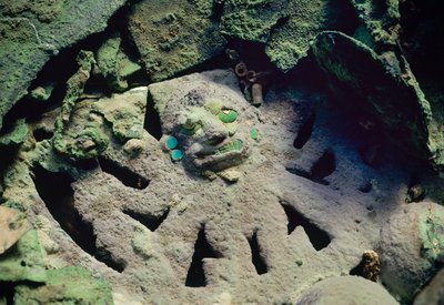 Sonaglio in rame dorato del dio decapitatore nella tomba reale Moche del Vecchio Signore di Sipan da Nathan Benn