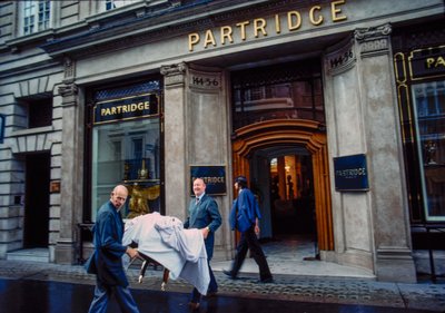 Partridge Antiques, vetrina e finestre espositive su Bond Street, Londra, Regno Unito da Nathan Benn
