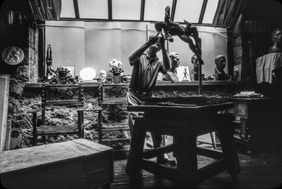 Lo scultore Walker Hancock che lavora nel suo studio d