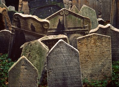 Lapidi nel Vecchio Cimitero Ebraico a Josefov, il Quartiere Ebraico della Città Vecchia, Praga da Nathan Benn