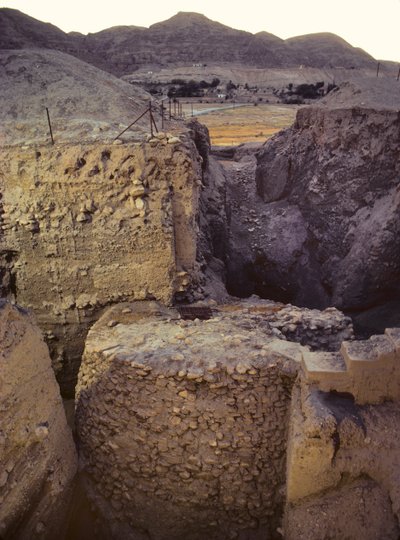 Trincea nel sito archeologico neolitico di Gerico da Nathan Benn
