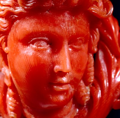 Pendente di una testa classica e anfora in corallo mediterraneo e oro (dettaglio) da Neapolitan School