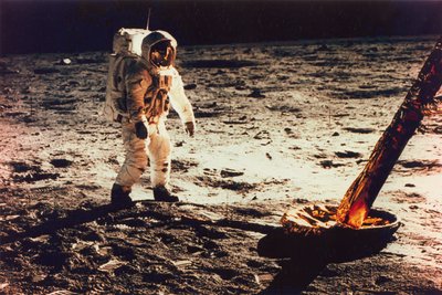 Buzz Aldrin cammina sulla superficie della Luna vicino a una gamba del modulo lunare da Neil Armstrong