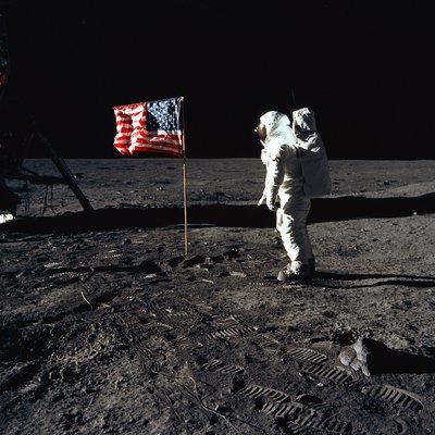 Buzz Aldrin e la bandiera degli Stati Uniti sulla Luna da Neil Armstrong