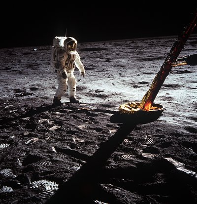 Buzz Aldrin accanto alla gamba del modulo lunare, missione Apollo II, luglio 1969 da Neil Armstrong