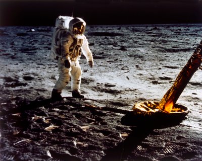 Buzz Aldrin accanto alla gamba del modulo lunare, missione Apollo II, luglio 1969 da Neil Armstrong