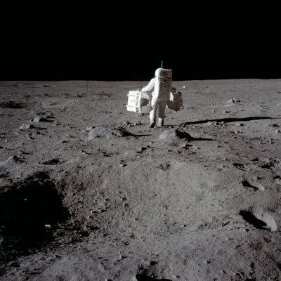 Buzz Aldrin esegue un esperimento sulla superficie lunare, missione Apollo II, luglio 1969 da Neil Armstrong