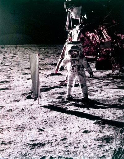 Buzz Aldrin dispiega il collettore di vento solare sulla superficie della Luna, missione Apollo 11, luglio 1969 da Neil Armstrong