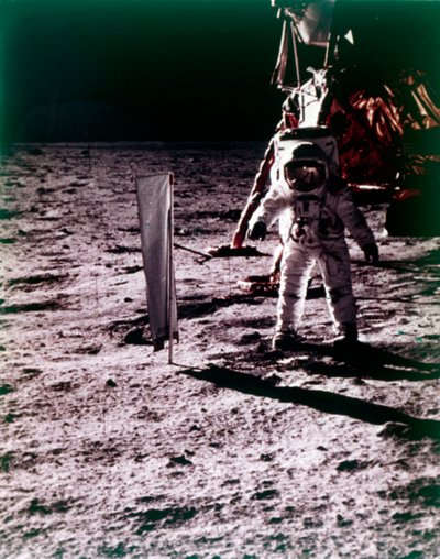 Buzz Aldrin dispiega il collettore di vento solare sulla superficie della Luna, missione Apollo 11, luglio 1969 da Neil Armstrong
