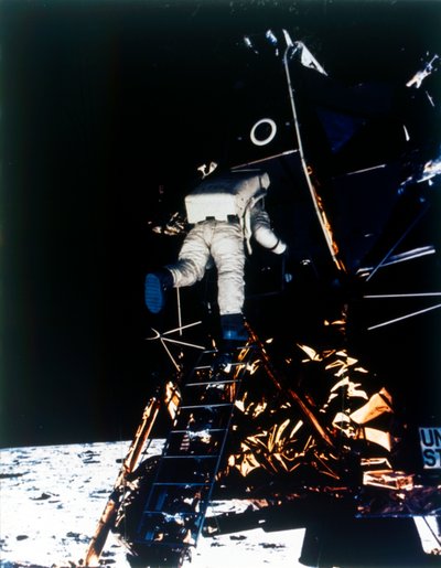 Buzz Aldrin scende dal modulo lunare, missione Apollo II da Neil Armstrong