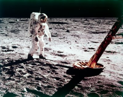 Buzz Aldrin vicino alla gamba del modulo lunare sulla Luna, missione Apollo 11, luglio 1969 da Neil Armstrong