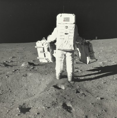 Buzz Aldrin sulla Luna con componenti del pacchetto di esperimenti scientifici Apollo, 1969 da Neil Armstrong