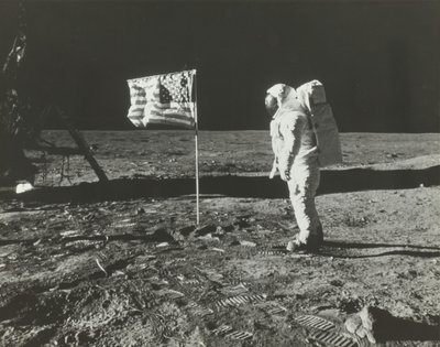 Buzz Aldrin sulla Luna con la bandiera americana, 1969 da Neil Armstrong