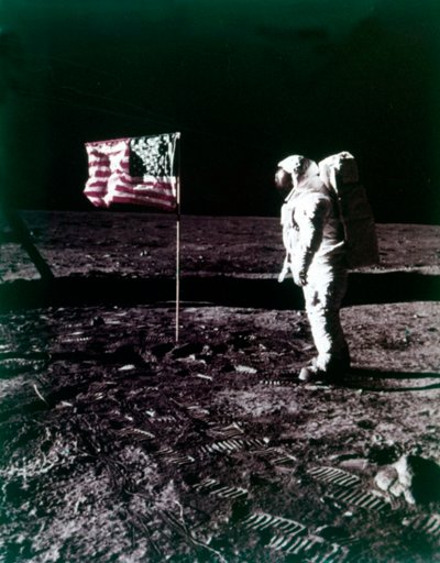 Buzz Aldrin accanto alla bandiera americana sulla superficie della Luna da Neil Armstrong