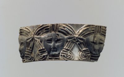 Placca di mobili o scatola cosmetica cloisonné con tre teste frontali, c.8°-7° secolo a.C. da Neo Assyrian