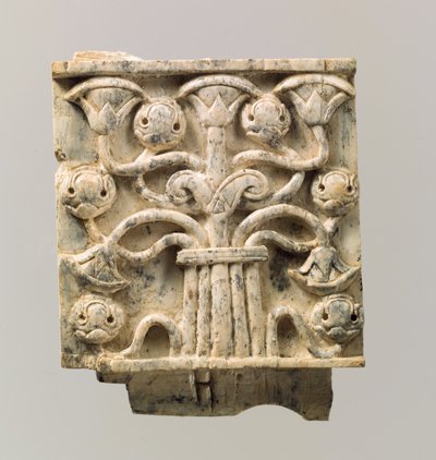Placca di mobilio scolpita in rilievo con albero stilizzato, c. VIII-VII secolo a.C. da Neo Assyrian