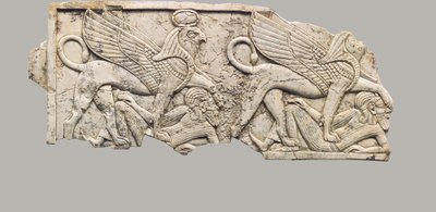 Placca di mobilio scolpita in rilievo con due sfingi dalla testa di falco che calpestano prigionieri, c. IX-VII secolo a.C. da Neo Assyrian Neo Assyrian