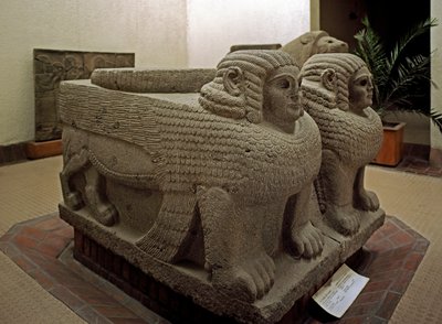 Arte neo-ittita: base di colonna in basalto decorata con sfinge da Neo Hittite