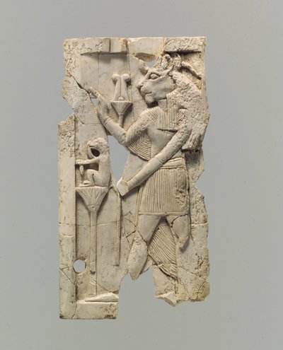Placca di mobilio scolpita in rilievo con figura dalla testa di leone da Neo Assyrian