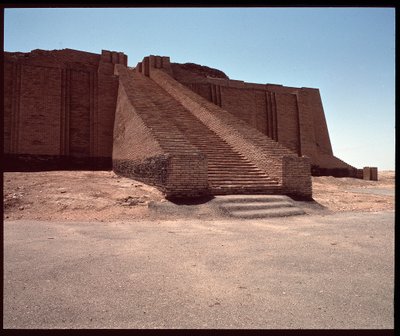 Veduta della scalinata della ziggurat ricostruita, 2050 a.C. da Neo Sumerian