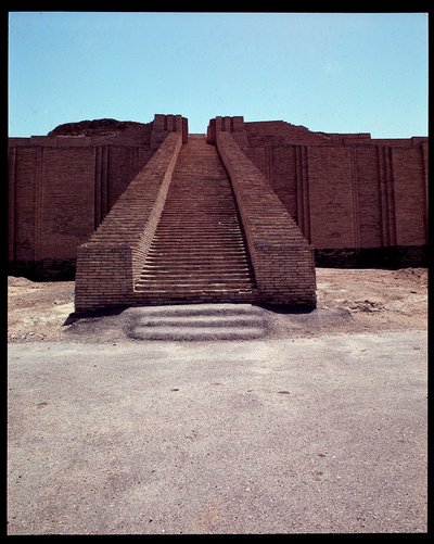 Veduta della scalinata della ziggurat ricostruita, 2050 a.C. da Neo Sumerian