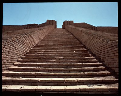 Veduta della scalinata della ziggurat ricostruita, 2050 a.C. da Neo Sumerian