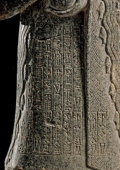 Arte sumera: dettaglio della statua di Gudea, principe di Lagash chiamata 