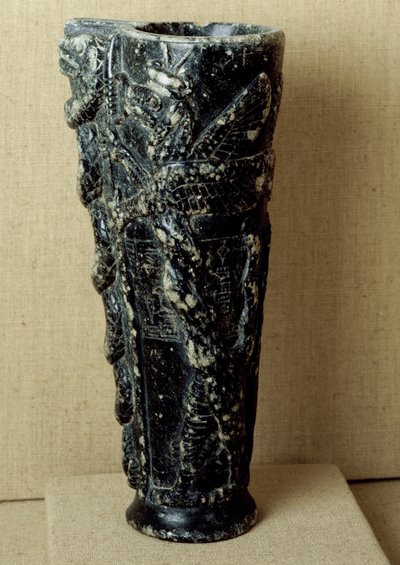 Civiltà sumera: vaso di libagione in steatite del principe Gudea (2141-2122 a.C.). È decorato con draghi e serpenti. Parigi, Museo del Louvre da Neo Sumerian Neo Sumerian