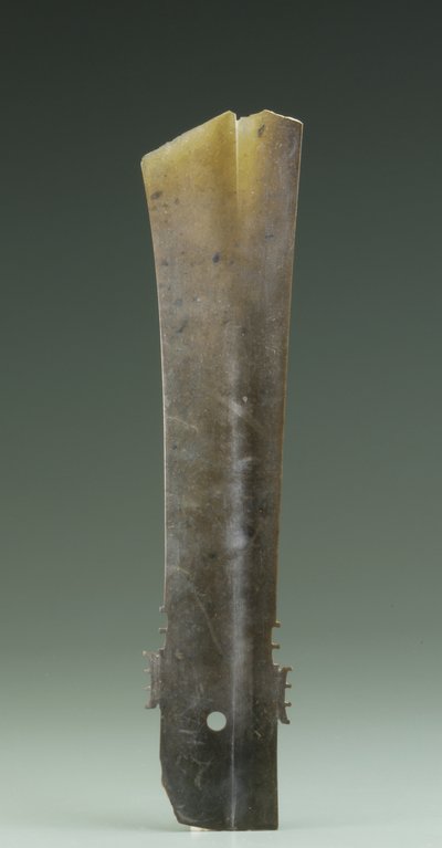Scalpello biforcuto (zhang), cultura Qijia, c.2500-2000 a.C. da Neolithic Period Chinese School