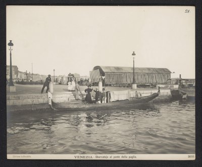 Gondola vicino a un molo presso il Ponte della Paglia a Venezia da Neue Photographische Gesellschaft