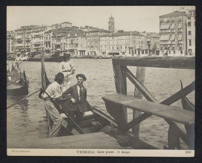 Giovane su una gondola a Venezia da Neue Photographische Gesellschaft