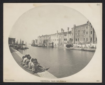 Bambini sul molo lungo un canale a Venezia da Neue Photographische Gesellschaft