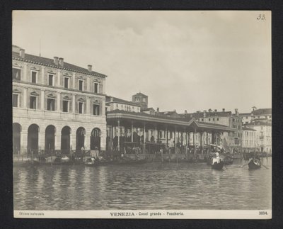 Mercato del pesce coperto a Venezia da Neue Photographische Gesellschaft