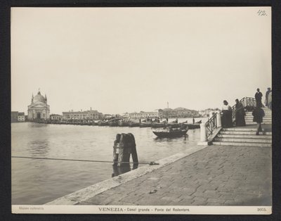 Ponte di barche sul Canal Grande a Venezia durante la Festa del Redentore da Neue Photographische Gesellschaft