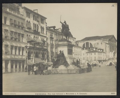 Riva degli Schiavoni a Venezia, con una statua equestre di Vittorio Emanuele II d