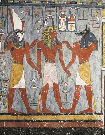 Faraone tra gli dei Harsiesis e Anubi da New Kingdom Egyptian