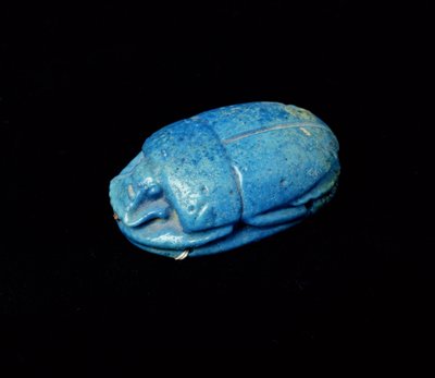 Scarabèo da una mummia, da Tebe da New Kingdom Egyptian