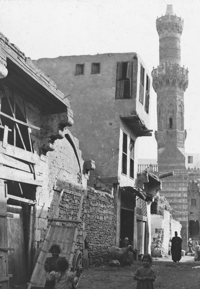 Una strada al Cairo, Egitto, c1890 da Newton and Co