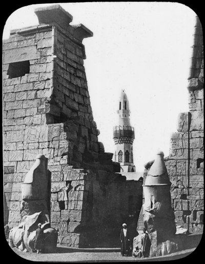 Minareto e rovine del Tempio di Luxor, Luxor, Egitto, c. 1890. Diapositiva da Newton and Co