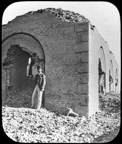 Le rovine della tomba del Mahdi a Omdurman, Sudan, c1898 da Newton and Co