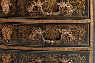 (dettaglio) di una comò di Luigi XIV da Nicholas Sageot
