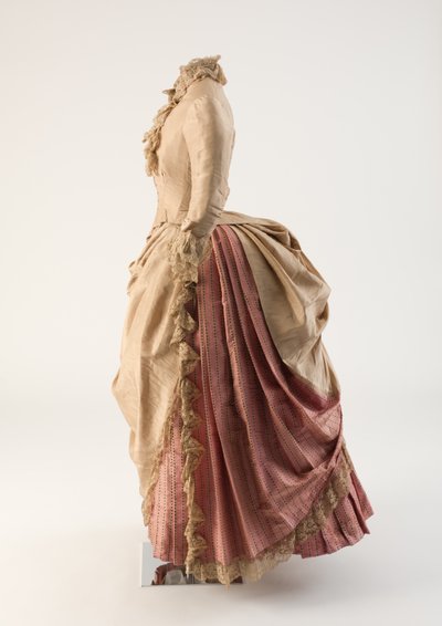 Abito da giorno in seta color biscotto e rosa da Nicholson and Wordley