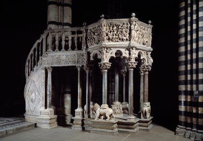 Arte gotica: pulpito di marmo da Nicola Pisano