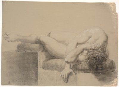Modello sdraiato. Verso sinistra. Testa e busto appoggiati su un cuscino, gambe sollevate e gamba sinistra appoggiata su un altro cuscino da Nicolai Abildgaard
