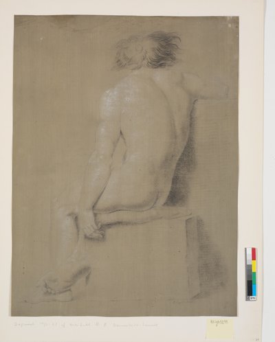 Modello seduto su piedistallo alto con cuscino. Visto da dietro. Braccio destro tagliato. Braccio sinistro pendente. Gambe incrociate da Nicolai Abildgaard
