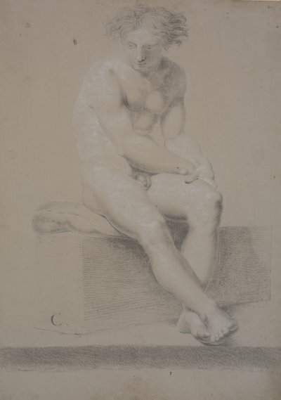 Modello seduto su plinto con cuscino. Le mani si incontrano sopra la coscia sinistra. I piedi sono incrociati da Nicolai Abildgaard
